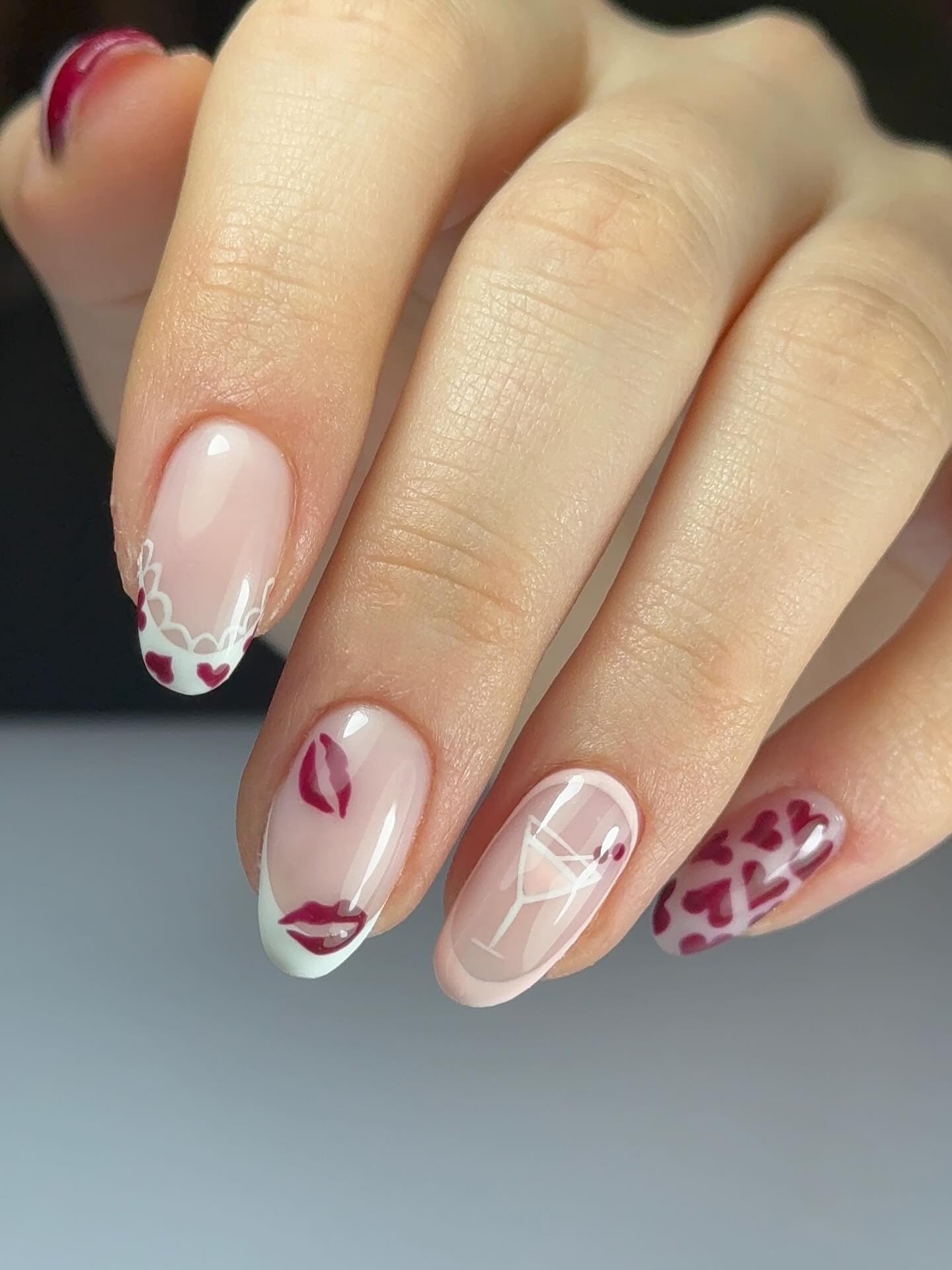 Nail art French nude orné de cœurs, d'un baiser et d'un verre à cocktail, réalisé chez Gossip Concept à Vertou.