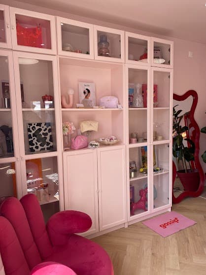 La boutique de Gossip Concept : étagères roses présentant la sélection de créateurs locaux.